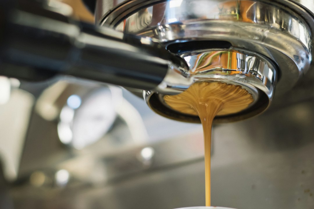 Automatic espresso machine making a latte, illustrating the best automatic espresso machines.